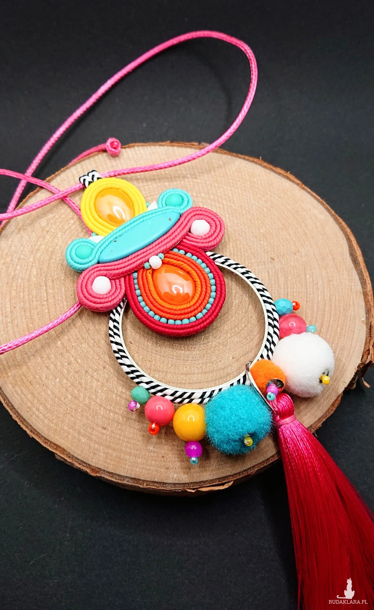 Kolorowy wisior sutasz z chwostem 2